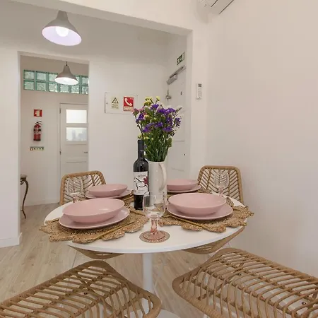 New Bright And Cozy In Graca Lisbona