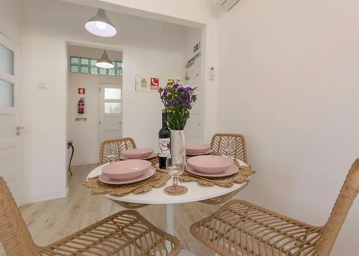 New Bright And Cozy In Graca Lisboa